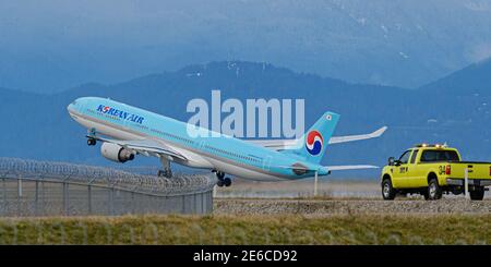 Richmond, British Columbia, Kanada. Januar 2021. Ein koreanischer Air Airbus A330-300 Großraumjet (HL8027) hebt vom internationalen Flughafen Vancouver ab. Quelle: Bayne Stanley/ZUMA Wire/Alamy Live News Stockfoto