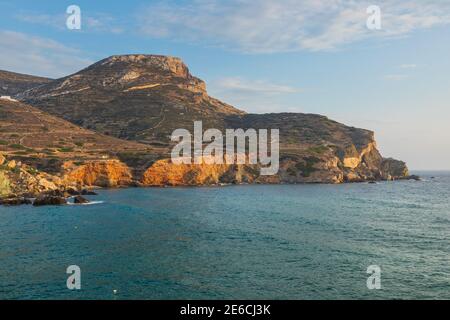 Blick auf die Küste und den Strand von Agkali der Insel Folegandros bei Sonnenuntergang. Ägäis, Kykladen Archipel, Griechenland. Stockfoto