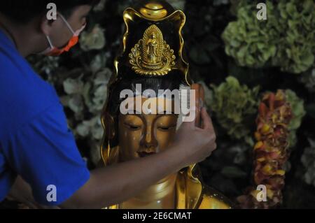 Surabaya, Indonesien. Januar 2021. Indonesische Buddhisten reinigen Gottheitsstatuen im Tempel Buddhayana in Surabaya, Provinz Ost-Java, am 28. Januar 2021 vor dem Mondneujahr. Das Lunar New Year, lokal bekannt als Imlek Festival, fällt auf den 12. Februar dieses Jahres und markiert das Jahr des Ochsen im chinesischen Kalender. (Foto von Julian Romadhon/INA Photo Agency/Sipa USA) Quelle: SIPA USA/Alamy Live News Stockfoto