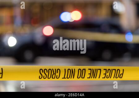 Polizei Schlange an einem Schießverbrecherort. Stockfoto