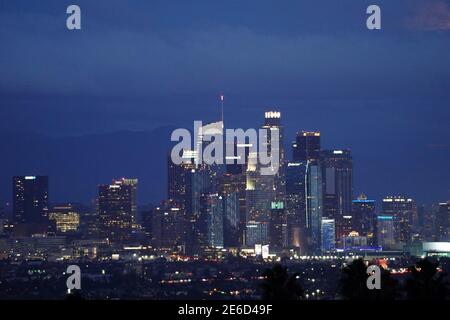 Gewitterwolken über der Skyline von Los Angeles am Donnerstag, 28. Januar 2020. Stockfoto