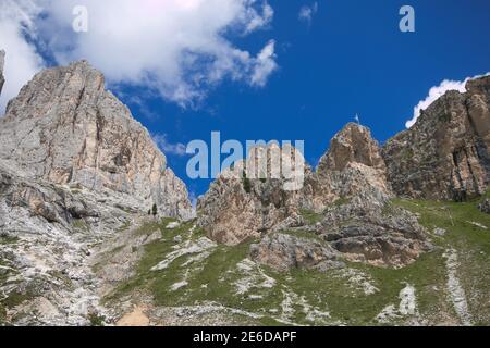 Blick auf schöne Berghütte im Fassatal, Trentin Alto-Adige, Italien Stockfoto