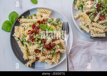 Gesunde hausgemachte Ricotta Pasta mit Speck und Erbsen Stockfoto