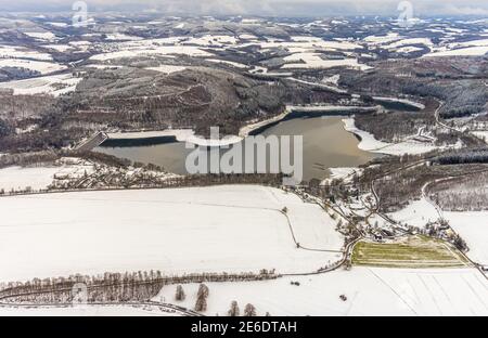 Luftaufnahme des Hennesee bei Niedrigwasser bei Meschede im Winter mit Schnee im Sauerland in Nordrhein-Westfalen, Deutschland, Meschede, Sauerland, Nord RHI Stockfoto