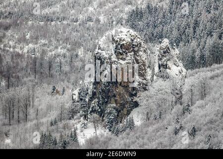 Luftaufnahme der Felsformation Bruchhauser Steine ein Boden Denkmal mit vier Hauptfelsen auf dem Istenberg im Rothaargebirge im Winter mit Schnee Stockfoto