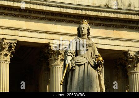 Statue der Königin Anne vor der St. Pauls Kathedrale bei Sonnenuntergang. Central London, Großbritannien Stockfoto