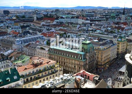 Luftaufnahme der Dächer von Viennas Innenstadt. Wien, Österreich Stockfoto