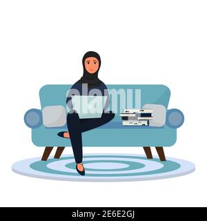 Arabische Frau in Hijab sitzt auf dem Sofa mit Laptop und Stapel von Büchern isoliert auf weißem Hintergrund. Arbeit von zu Hause, freiberuflich, Online-Bildungskonzept. Nette, hübsche Figur im Cartoon-Stil. Vektorgrafik Stock Vektor