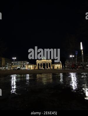 Berlin, Deutschland. Januar 2021. Das Brandenburger Tor spiegelt sich leicht in einem Eisschild wider. Quelle: Paul Zinken/dpa-Zentralbild/dpa/Alamy Live News Stockfoto