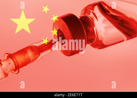 China-Impfung, Coronavirus, Covid-19,SARS-Cov-2, China-Flagge, Impfstofffläschchen Dosis, Nadelspritze, Konzept-Impfung, Krankheitsbehandlung, Prävention immu Stockfoto