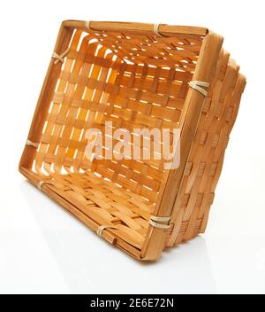 Handarbeit aus Naturprodukt Korbkorb, Webrattan Blatt Öko-freundliches und nachhaltiges Konzept. Nachhaltiges Einkaufen und Zuhause Stockfoto