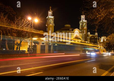 Langzeitbelichtung. Nachts Auto- und Busampeln auf der Baku Straße. Philarmonic Hall bei Nacht Stockfoto