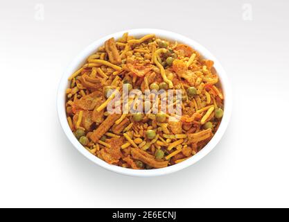 Frischer und knackiger Nimco Mix, köstliche Mischung aus sev, Erdnüssen, Kichererbsen und gebratener Linse. Stockfoto
