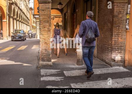 Straßenfoto unter der Arkade von Bologna Stockfoto