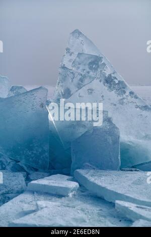 Die Eisblöcke am Kapchagai-See, Kasachstan Stockfoto