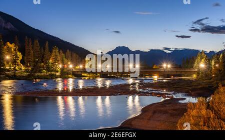 Banff Avenue Brücke über den Bug Fluss leuchten in der Sommernacht. Banff National Park, Kanadische Rockies, Alberta, Kanada. Stockfoto