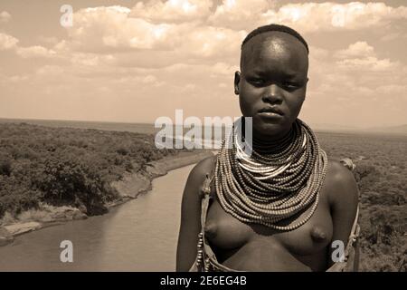 Junge Karo-Stammfrau, Omo Valley, Äthiopien Stockfoto