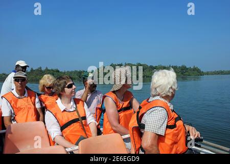 Touristen genießen EINE Bootsfahrt auf dem Maduganga alias Madu River, Sri Lanka Stockfoto