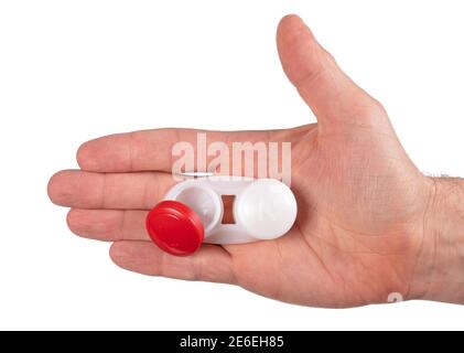 Man Hand hält Kontaktlinsengehäuse, isoliert auf weiß Stockfoto