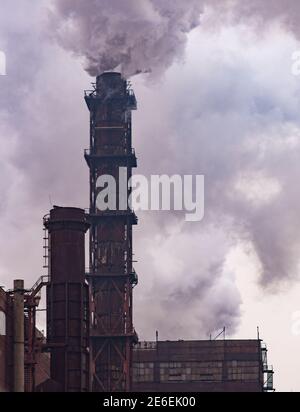 Fabrik Rohr verschmutzende Luft gegen. Umweltprobleme, Rauch. Stockfoto