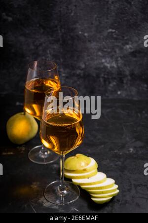 Amber- oder Orangenwein aus weißen Trauben. In einem hohen Weinglas. Georgischen nationalen Wein nach alter Technologie Stockfoto