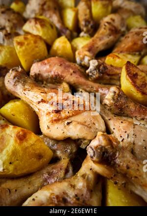 Nahaufnahme von Ofengrill gebackene Hähnchenschenkel mit Kräutern Stockfoto