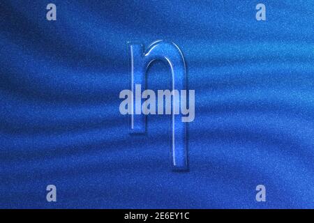 ETA-Schild. ETA-Buchstabe, griechisches Alphabet-Symbol, blauer Glitzer-Hintergrund Stockfoto