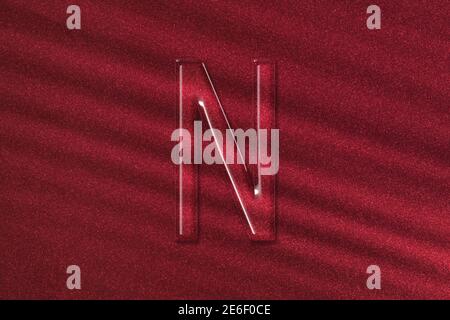 Nu-Zeichen. Nu-Buchstabe, griechisches Alphabet-Symbol, roter Hintergrund Stockfoto