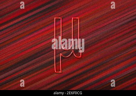 Mu-Zeichen. Mu-Buchstabe, griechisches Alphabet-Symbol, roter Hintergrund Stockfoto