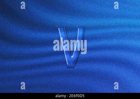 Nu-Zeichen. Nu-Buchstabe, griechisches Alphabet-Symbol, blauer Glitzer-Hintergrund Stockfoto