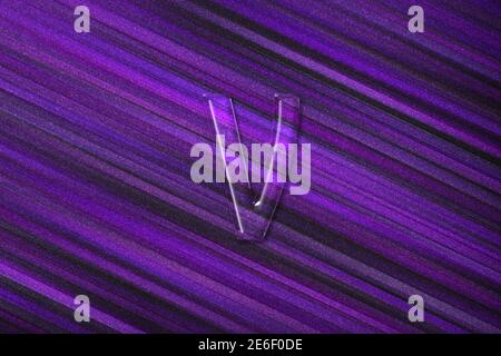 Nu-Zeichen. Nu-Buchstabe, griechisches Alphabet-Symbol, violetter Hintergrund Stockfoto