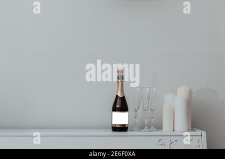 Sektgläser auf weißem Hintergrund. Party- und Feiertagskonzept Stockfoto