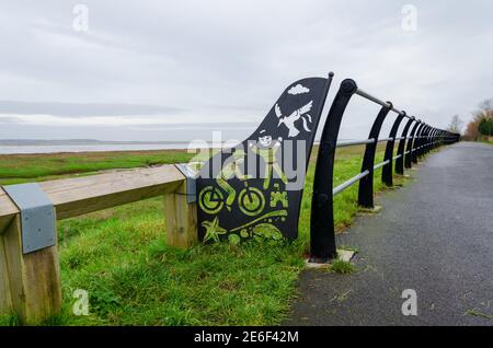 Flint; UK: Jan 28, 2021: Der Flint Marsh Walk Abschnitt des North Wales Coastal Path entlang der Flussmündung. Stockfoto