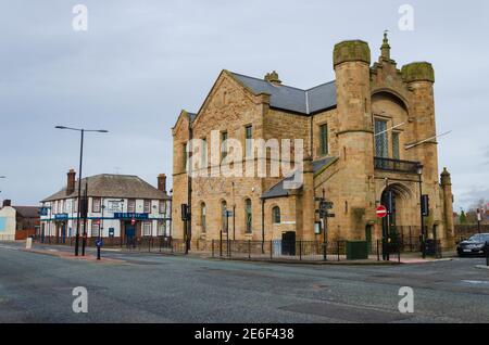 Flint; UK: Jan 28, 2021: Das Rathaus von Flint ist ein Tudor-Gebäude im gotischen Stil, das 1840 fertiggestellt wurde. Stockfoto