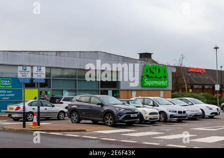 Flint; UK: Jan 28, 2021: Autos geparkt vor Asda Supermarkt, der neben einem Sainsbury's Supermarkt befindet. Stockfoto