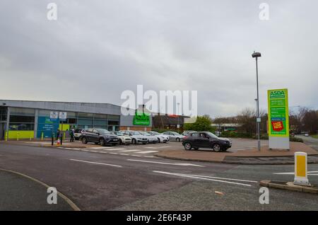 Flint; UK: Jan 28, 2021: Autos geparkt vor Asda Supermarkt, der neben einem Sainsbury's Supermarkt befindet. Stockfoto