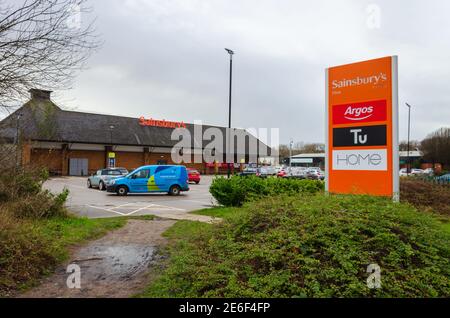 Flint; UK: Jan 28, 2021: Beschilderung neben einem Sainsbury's Supermarkt zeigt einige der Instore-Marken, darunter Argos, die vor kurzem nach Inside T umgezogen Stockfoto