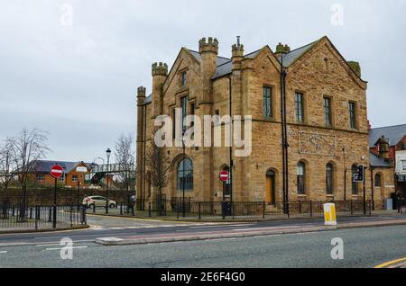 Flint; UK: Jan 28, 2021: Das Rathaus von Flint ist ein Tudor-Gebäude im gotischen Stil, das 1840 fertiggestellt wurde. Stockfoto