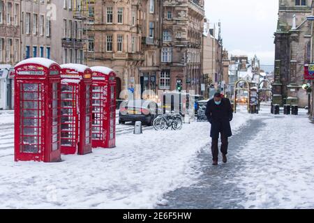 Szenen aus Edinburghs Royal Mile sind schneebedeckt, da Teile Schottlands heute unter einer Bernsteinwarnung stehen. Kredit: Euan Cherry Stockfoto