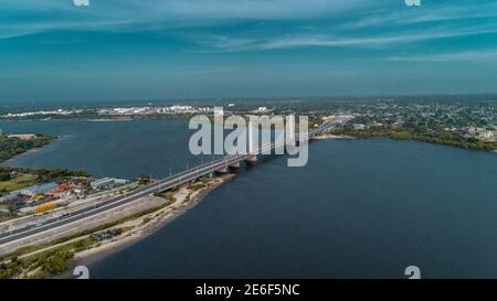 Hängebrücke verbindet die Stadt dar es salaam Stockfoto