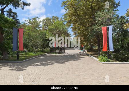 Sewastopol, Krim, Russland - 27. Juli 2020: Die Freundschaftsallee auf Malachow Kurgan in der Heldenstadt Sewastopol, Krim Stockfoto