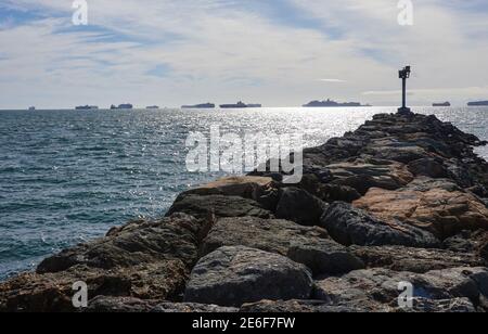 Einer der schlimmsten US-Hafenengpässe seit mehr als einem Jahrzehnt, da Containerschiffe in San Pedro Bay vor Los Angeles und Long Beach, Kalifornien, vor Anker liegen. USA wegen begrenzter Lagerkapazitäten aufgrund der COVID-19 Pandemie und weil Schiffe versuchen, Waren vor dem chinesischen Neujahr, das am 12. Februar beginnt, einzubringen. Hafenbeamte erwarten, dass die Sicherung bis Ende Februar oder März nachlassen wird. Stockfoto