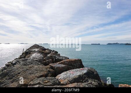 Einer der schlimmsten US-Hafenengpässe seit mehr als einem Jahrzehnt, da Containerschiffe in San Pedro Bay vor Los Angeles und Long Beach, Kalifornien, vor Anker liegen. USA wegen begrenzter Lagerkapazitäten aufgrund der COVID-19 Pandemie und weil Schiffe versuchen, Waren vor dem chinesischen Neujahr, das am 12. Februar beginnt, einzubringen. Hafenbeamte erwarten, dass die Sicherung bis Ende Februar oder März nachlassen wird. Stockfoto