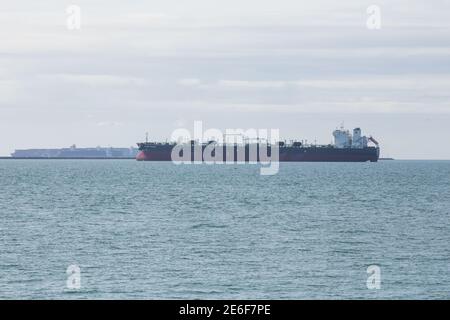 Einer der schlimmsten US-Hafenengpässe seit mehr als einem Jahrzehnt, da Containerschiffe in San Pedro Bay vor Los Angeles und Long Beach, Kalifornien, vor Anker liegen. USA wegen begrenzter Lagerkapazitäten aufgrund der COVID-19 Pandemie und weil Schiffe versuchen, Waren vor dem chinesischen Neujahr, das am 12. Februar beginnt, einzubringen. Hafenbeamte erwarten, dass die Sicherung bis Ende Februar oder März nachlassen wird. Stockfoto
