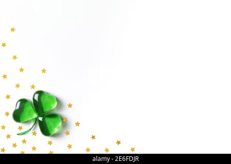 Shamrock Symbol aus grünem Glas Herzen auf weiß liegen Hintergrund Stockfoto