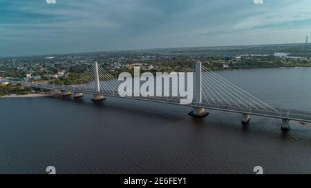 Hängebrücke verbindet die Stadt dar es salaam Stockfoto