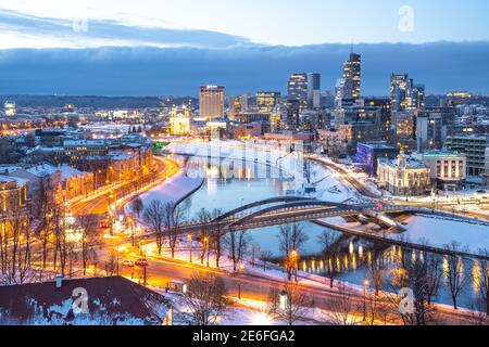 Vilnius, Hauptstadt Litauens, schöne Panorama der modernen Business-Finanzviertel Architektur Gebäude mit Fluss und Brücke Stockfoto