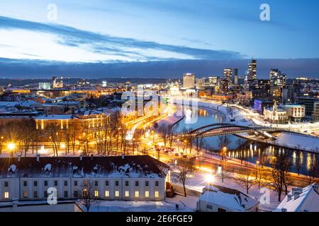 Vilnius, Hauptstadt Litauens, schöne Panorama der modernen Business-Finanzviertel Architektur Gebäude mit Fluss und Brücke Stockfoto