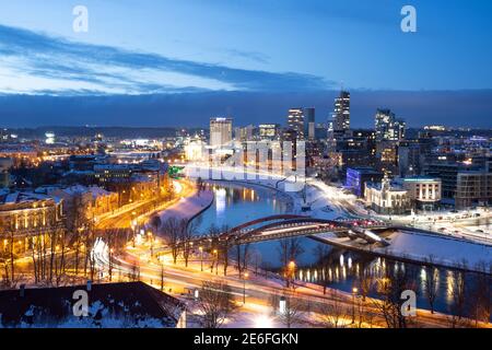 Vilnius, Hauptstadt Litauens, schöne Panorama der modernen Business-Finanzviertel Architektur Gebäude mit Fluss und Brücke Stockfoto