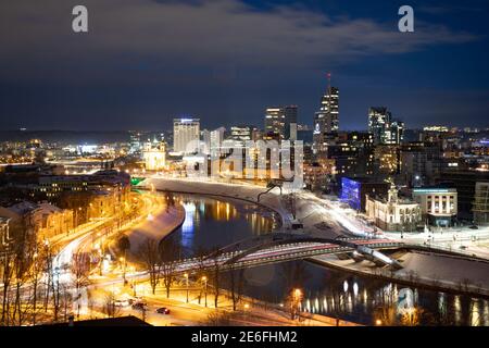 Vilnius, Hauptstadt Litauens, schöne Panorama der modernen Business-Finanzviertel Architektur Gebäude mit Fluss und Brücke Stockfoto